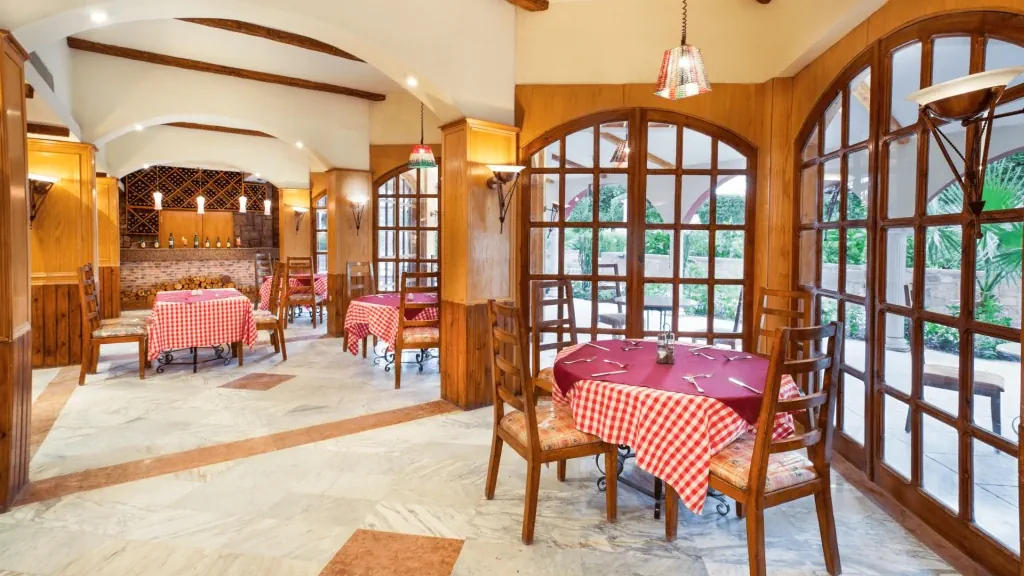 الفندق بيراميزا إيزيس الأقصر - الأقصر